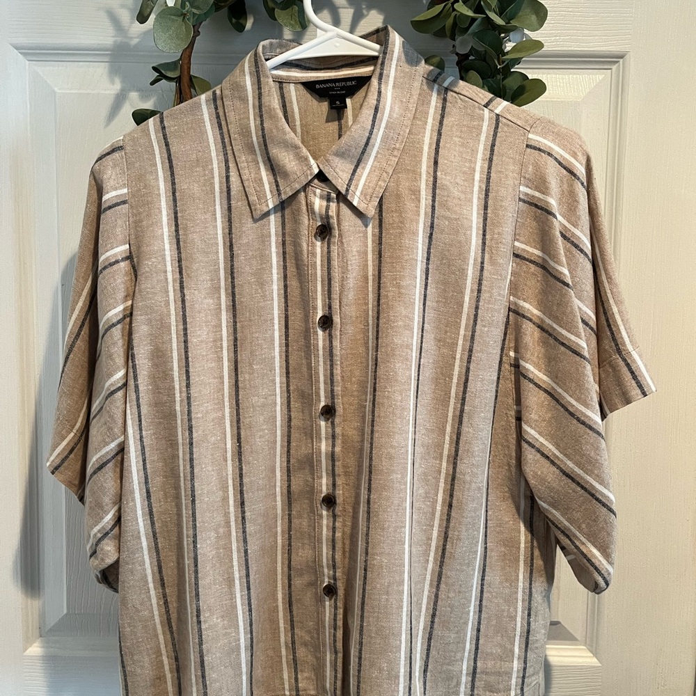Banana Republic Tan and White Short Sleeve Cropped Camp Shirt